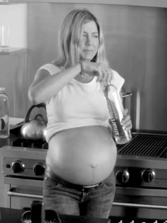 FOTO Jennifer Aniston pokazala velik nosečniški trebušček