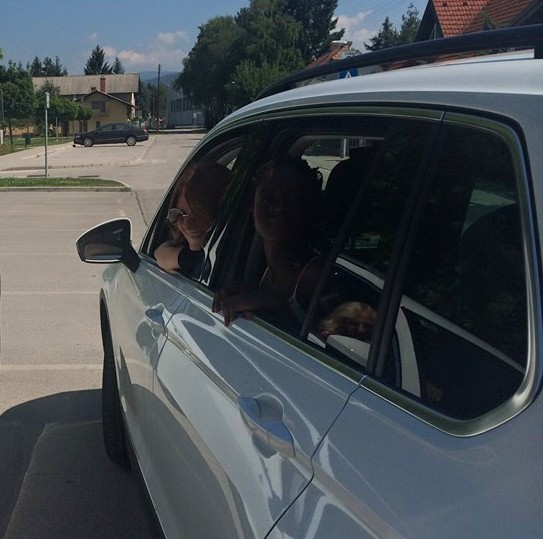 Tako ljubki sta temnopolti hčerki Maje Štamol Droljc