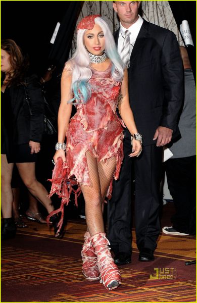 FOTO Lady Gaga pojasnila svojo šokantno obleko iz mesa