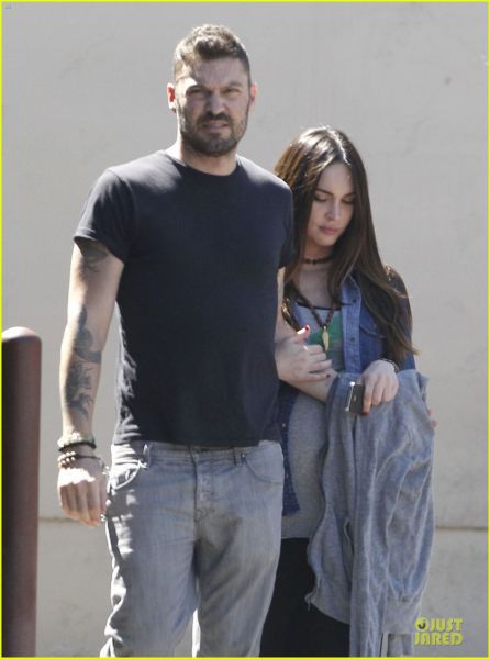 Noseča Megan Fox z možem ujeta na zajtrku