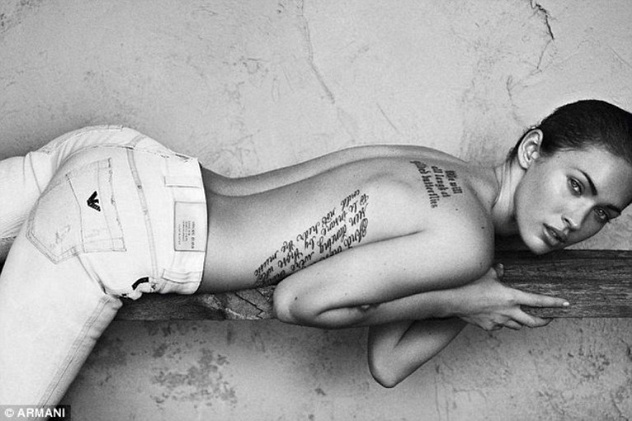 FOTO Seksi Megan Fox zgoraj brez: Spet oponaša Angelino Jolie?