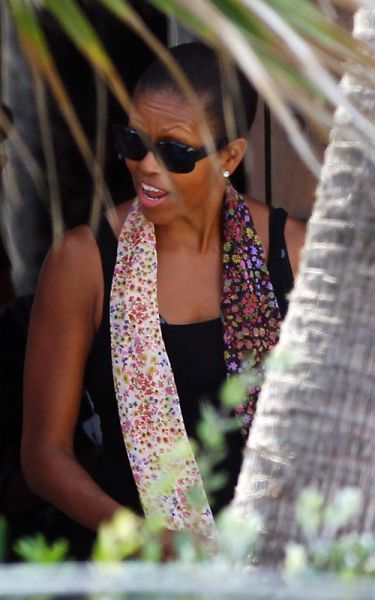 UJETI Prva dama Michelle Obama in hčerka Sasha na plaži v Španiji