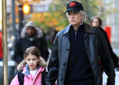 Bolni Michael Douglas ne zanemarja svojih očetovskih dolžnosti