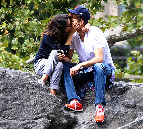 Ashton Kutcher in Mila Kunis: Seansa mečkanja v parku