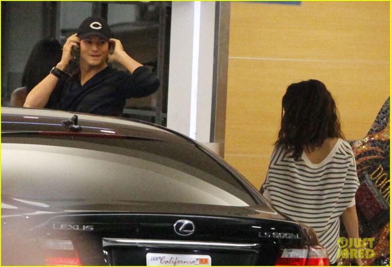 UJETA! Ashton Kutcher in Mila Kunis med ljubečim objemanjem