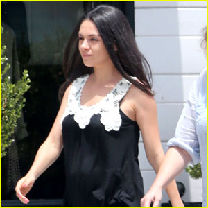 Mila Kunis pokazala nosečniški trebušček in povedala ...