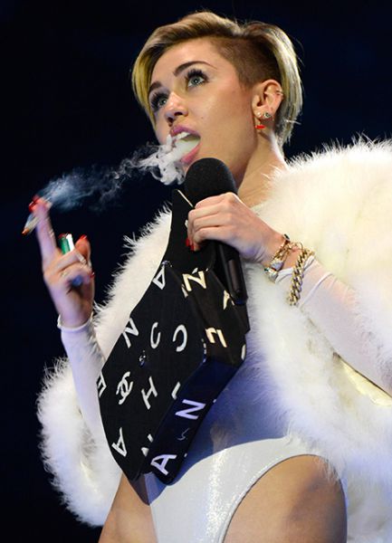 Vseeno ji je! Miley Cyrus: Na odru prižgala džoint!