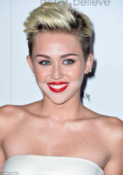 Ups! Miley Cyrus: Ko ličenje spodleti …