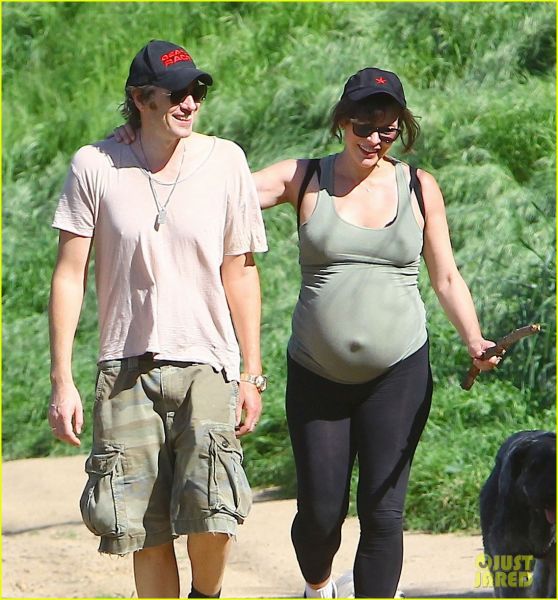 Foto! Milla Jovovich 2 tedna pred porodom počne to ...
