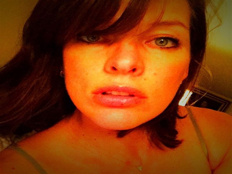 Foto! Milla Jovovich: Nekaj ur po porodu že pokazala hči