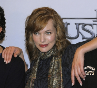 FOTO Lepa Mila Jovovich blestela na nemški novinarski konferenci