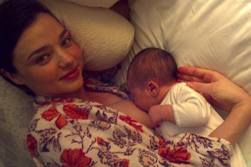 FOTO Miranda Kerr objavila sliko na kateri doji sinčka Flynna