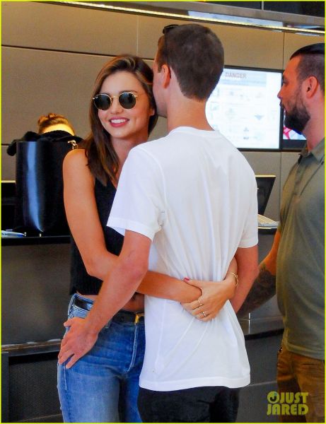 Foto! Miranda Kerr: Z novim ujeta na letališču