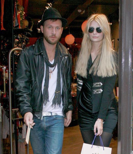 UJETA Mischa Barton obiskala seks shop