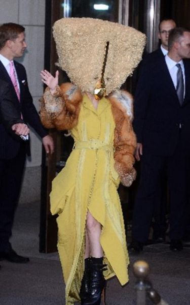 Foto! Je Lady Gaga izgubila glavo?!