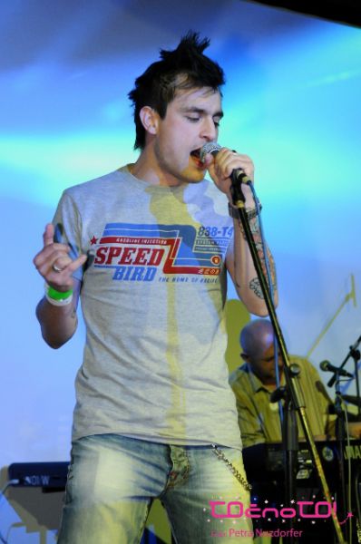 VROČE Omar ponosen, da je zapel himno Dejanu Zavcu
