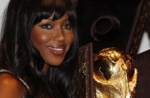 Naomi Campbell poslala pokal v JAR