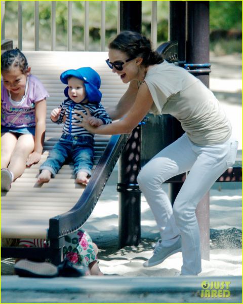 Srečna mamica Natalie Portman uživa v igri s sinčkom