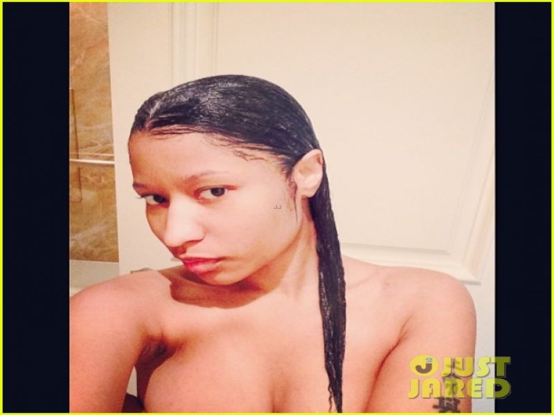 Foto! Nicki Minaj: Gol selfie v kopalnici in brez ličil!