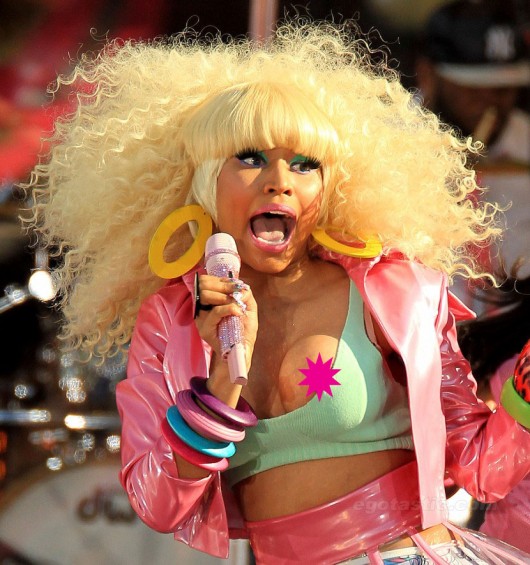 OPS! Raperka Nicki Minaj med nastopom pokazala golo dojko