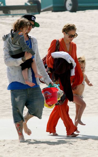 Nicole Richie z družinico uživala na plaži v Malibuju