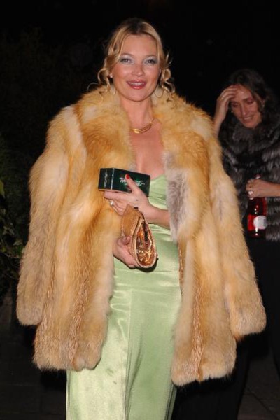 FOTO Kate Moss ne gre nikamor brez čokolade