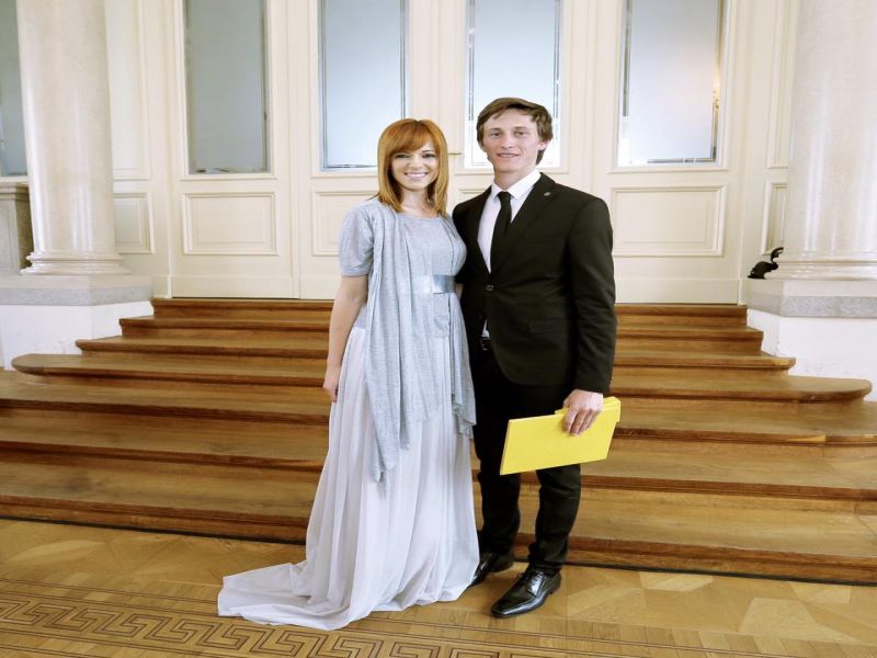 Nina Pušlar se je stisnila k njemu