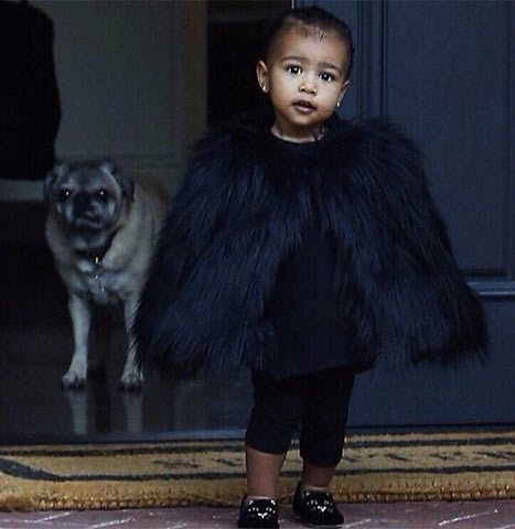Ojoj! Kim Kardashian 16-mesečno North odeva v krzno in diamante!
