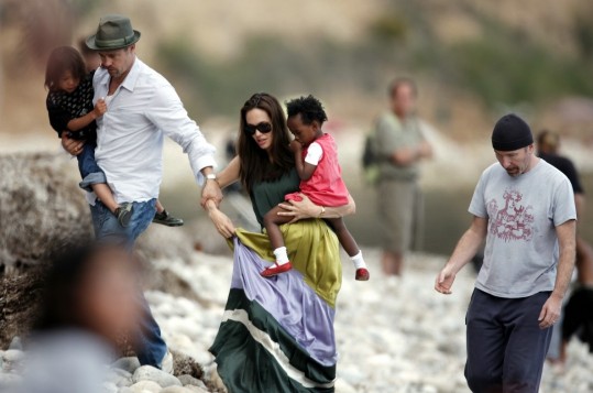 Družina Jolie-Pitt na plaži