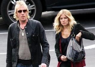 Bo Sienna Miller razdrla zaroko z Rhysom Ifansom?