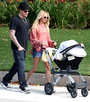 Nicole Richie z malo Harlow v parku