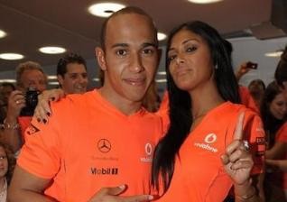 Lewis Hamilton ljubi pevko