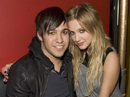 VROČE: Ashlee Simpson je noseča!