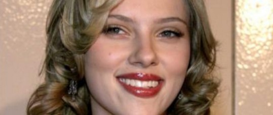 Scarlett Johansson-slaba pevka z globokim dekoltejem?