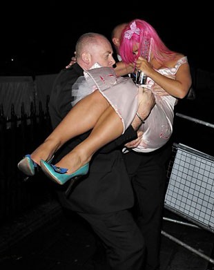Lily Allen pijano odnesli z zabave