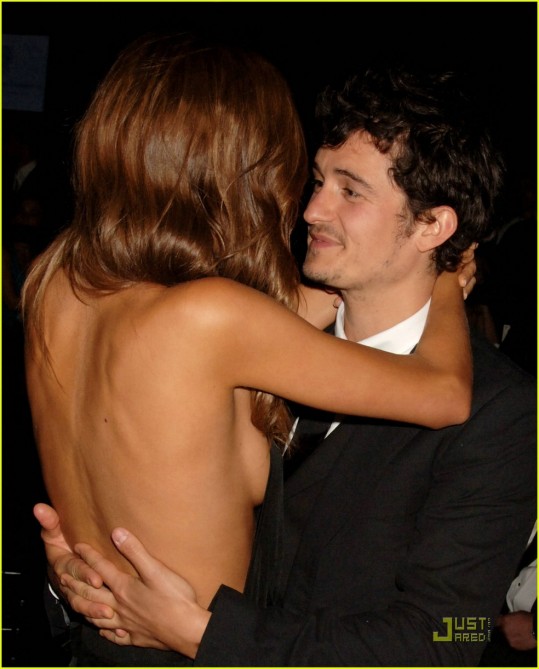 Orlando Bloom v objemu svoje drage