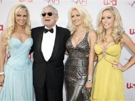 Hugh Hefner užival v skupinskem seksu z družino