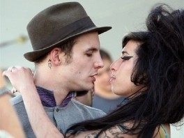 Soprog Amy Winehouse ostaja za rešetkami
