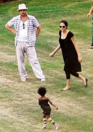 Ponoreli paparaci jima ne dajo miru