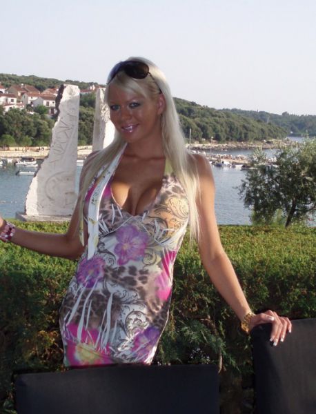 UJETA! Kam se je pred erotičnim škandalom skrila Urška?!