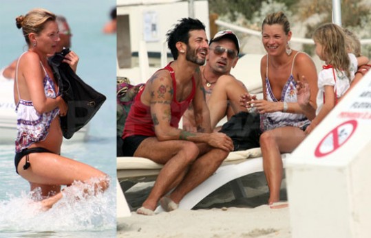 Kate Moss se zabava na plaži