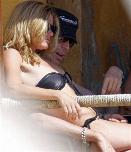 Rhys Ifans počitnikuje s Siennino dvojnico