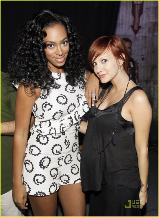 Ashlee Simpson na snemanju MTV oddaje