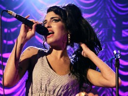 Redovniki želijo pomagati Amy Winehouse