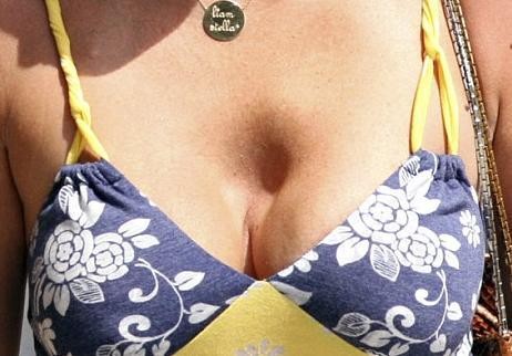 Tori Spelling ima luknjo sredi prsi