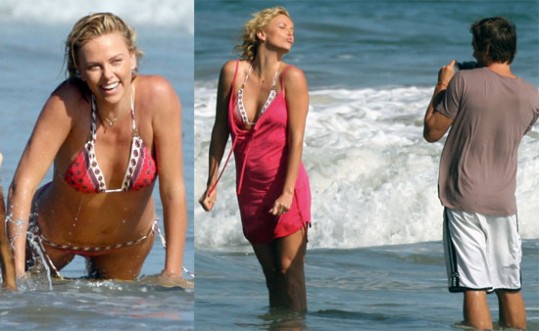 Charlize Theron na plaži