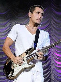 John Mayer se zabava s svetlolaso natakarico