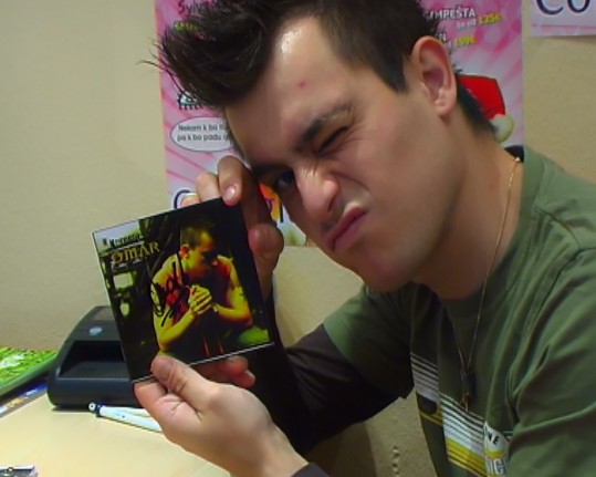 Omar podpisoval CD-je