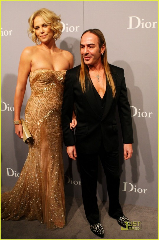 Charlize Theron v rokah vrhunskega oblikovalca
