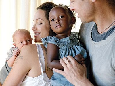 Angelina Jolie: Težko je dojiti dvojčka